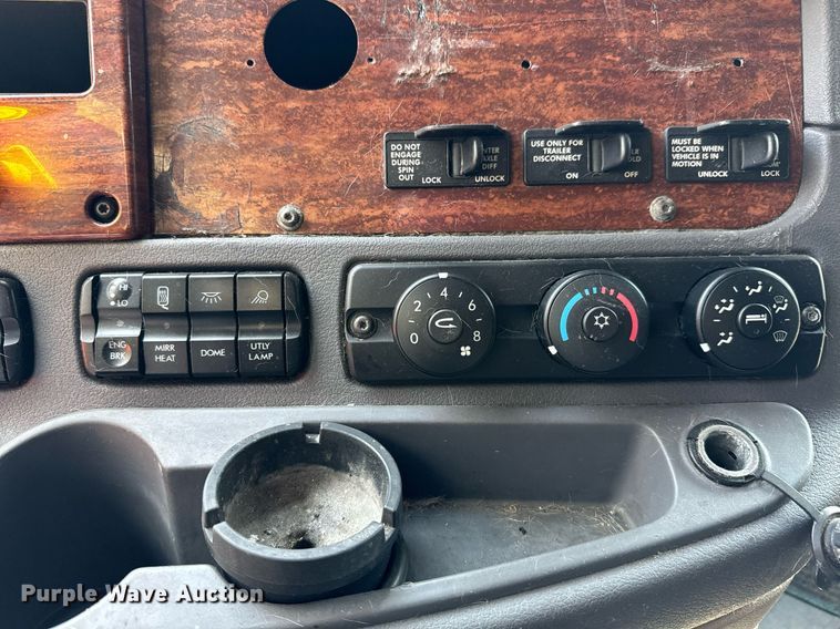 image for item MV9123 2013 Freightliner Cascadia semi truck