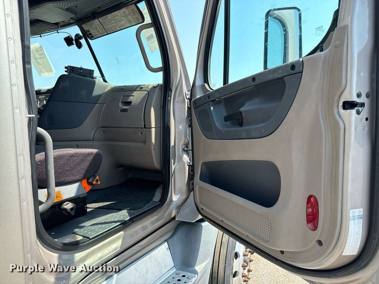 image for item MV9123 2013 Freightliner Cascadia semi truck