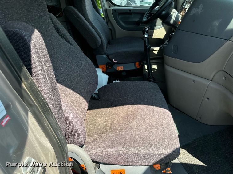 image for item MV9123 2013 Freightliner Cascadia semi truck