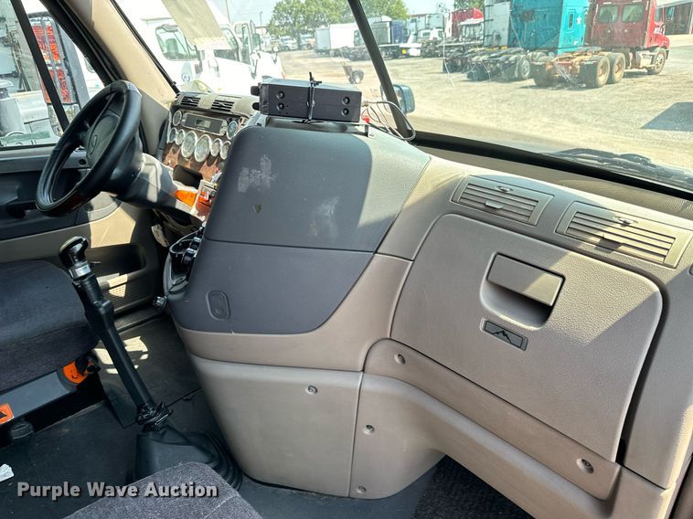 image for item MV9123 2013 Freightliner Cascadia semi truck