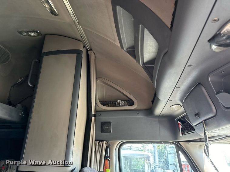 image for item MV9123 2013 Freightliner Cascadia semi truck