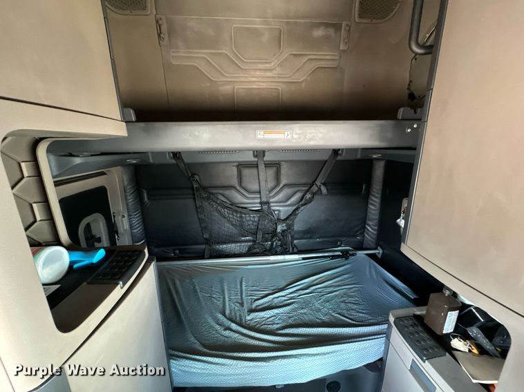 image for item MV9123 2013 Freightliner Cascadia semi truck