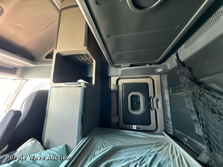 image for item MV9123 2013 Freightliner Cascadia semi truck