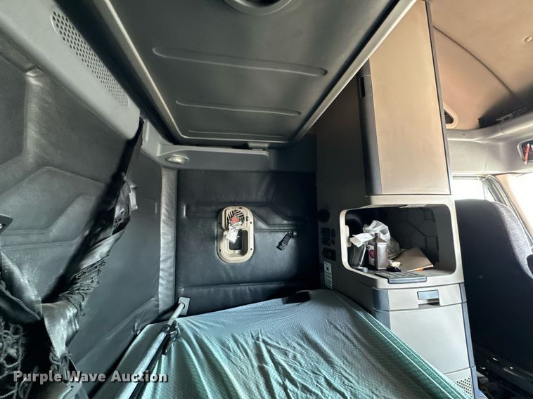 image for item MV9123 2013 Freightliner Cascadia semi truck