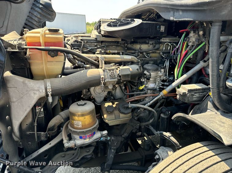 image for item MV9123 2013 Freightliner Cascadia semi truck