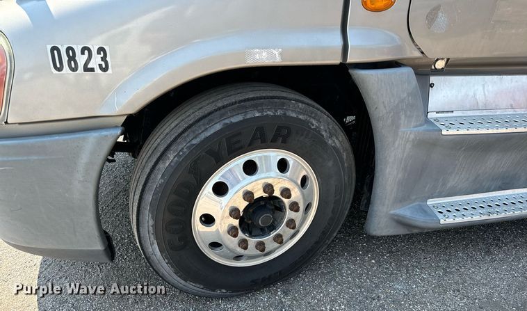 image for item MV9123 2013 Freightliner Cascadia semi truck