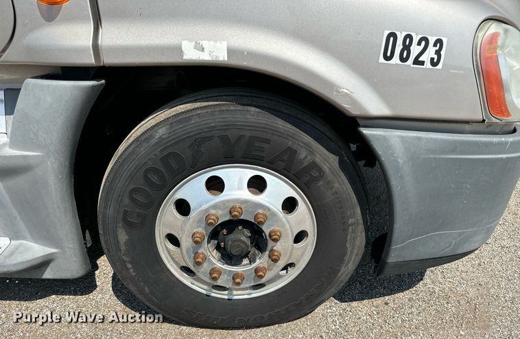 image for item MV9123 2013 Freightliner Cascadia semi truck