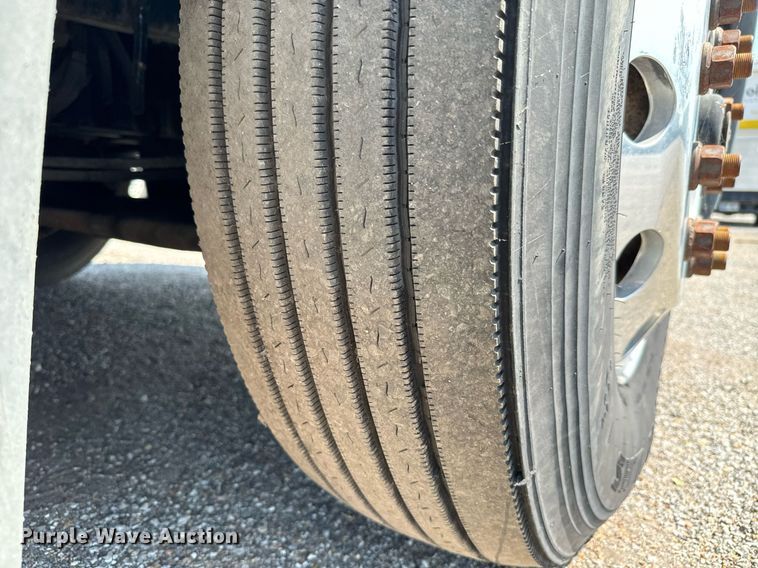 image for item MV9123 2013 Freightliner Cascadia semi truck