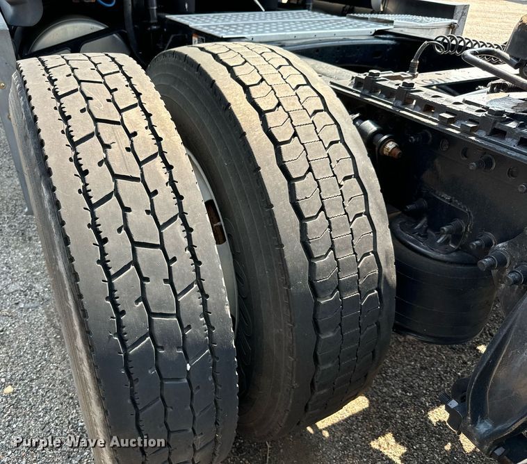 image for item MV9123 2013 Freightliner Cascadia semi truck