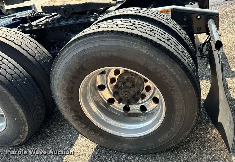 image for item MV9123 2013 Freightliner Cascadia semi truck