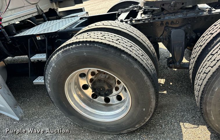 image for item MV9123 2013 Freightliner Cascadia semi truck