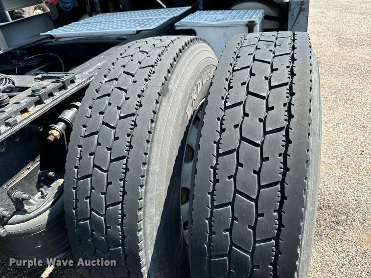 image for item MV9123 2013 Freightliner Cascadia semi truck