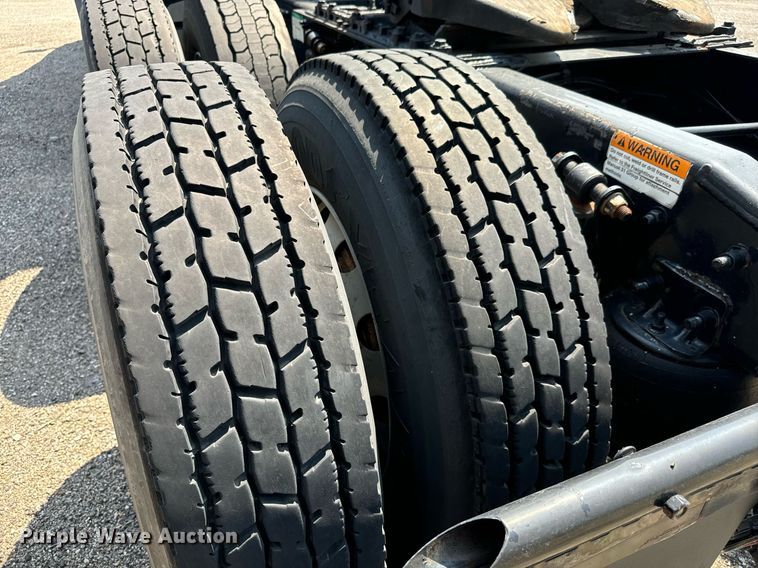 image for item MV9123 2013 Freightliner Cascadia semi truck