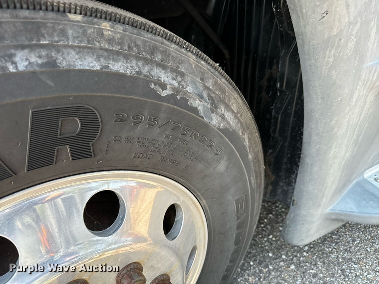 image for item MV9123 2013 Freightliner Cascadia semi truck