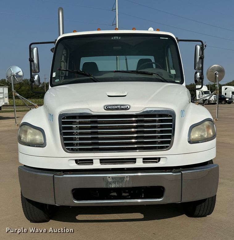 image for item MV9137 2007 Freightliner Business Class M2 semi truck