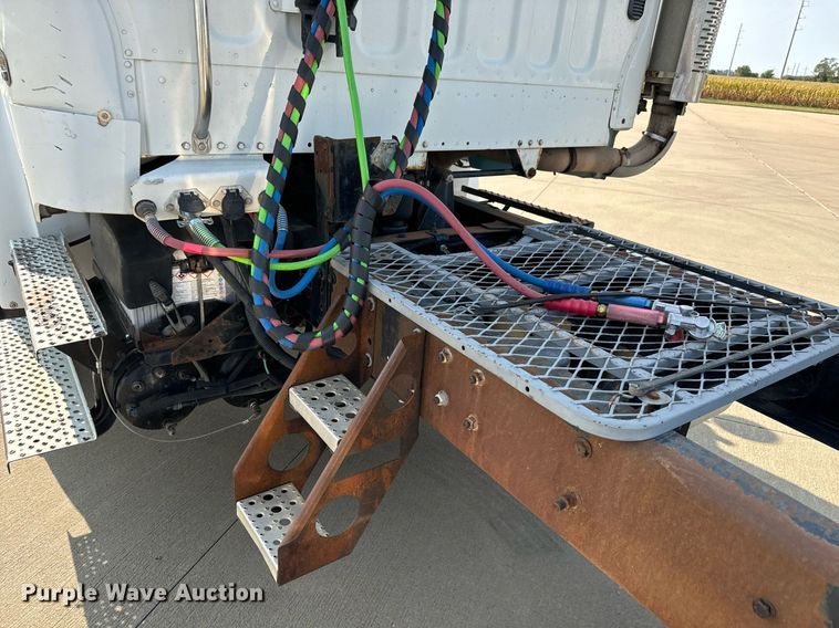 image for item MV9137 2007 Freightliner Business Class M2 semi truck