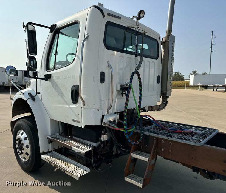 image for item MV9137 2007 Freightliner Business Class M2 semi truck