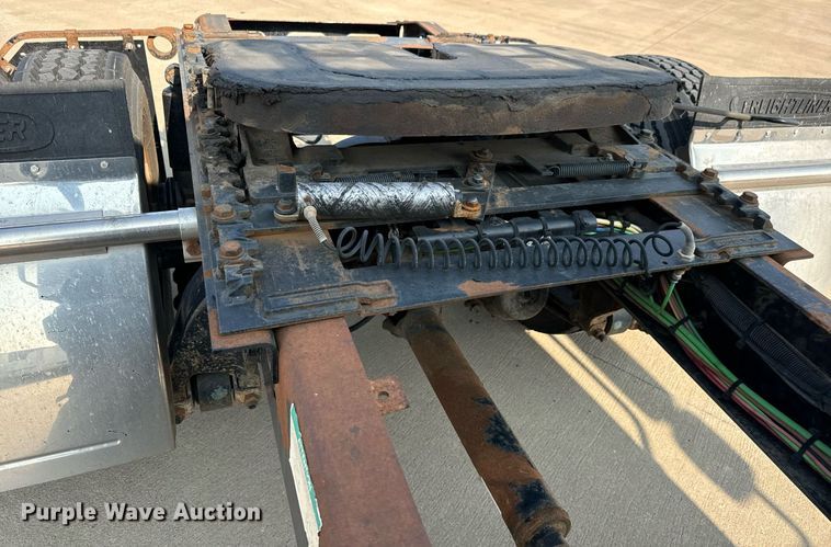 image for item MV9137 2007 Freightliner Business Class M2 semi truck