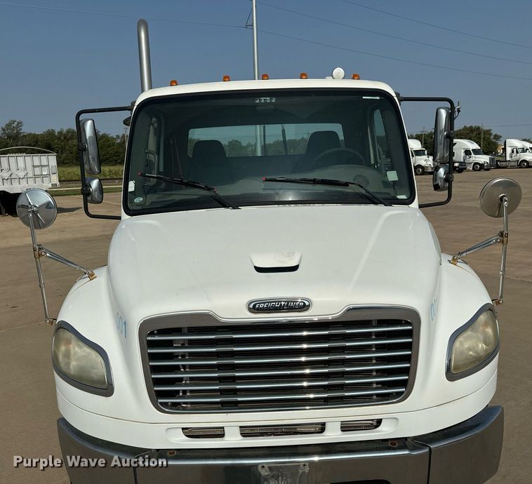 image for item MV9137 2007 Freightliner Business Class M2 semi truck