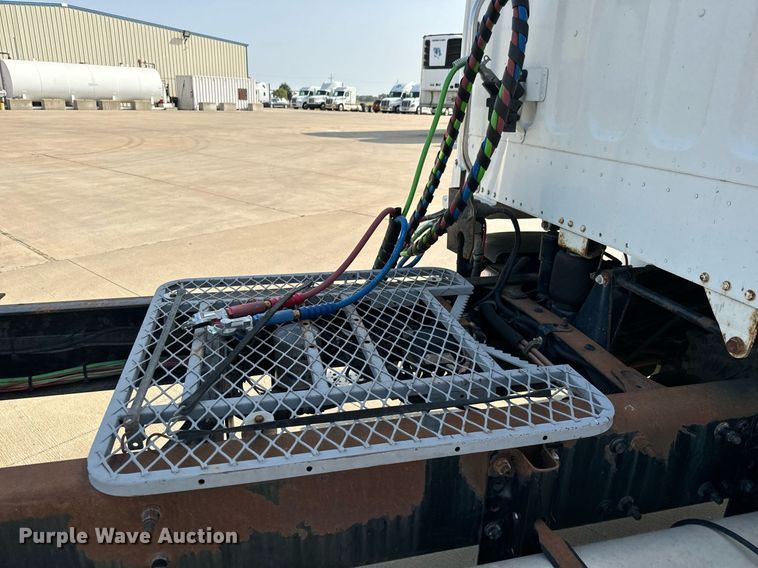 image for item MV9137 2007 Freightliner Business Class M2 semi truck