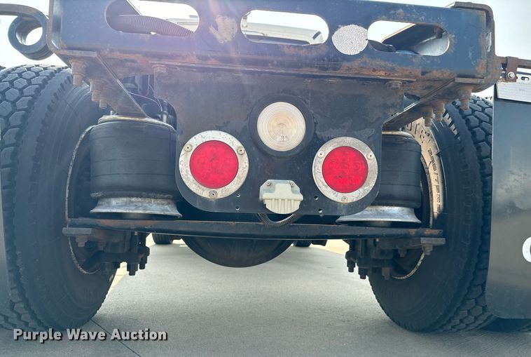 image for item MV9137 2007 Freightliner Business Class M2 semi truck