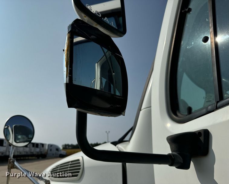 image for item MV9137 2007 Freightliner Business Class M2 semi truck