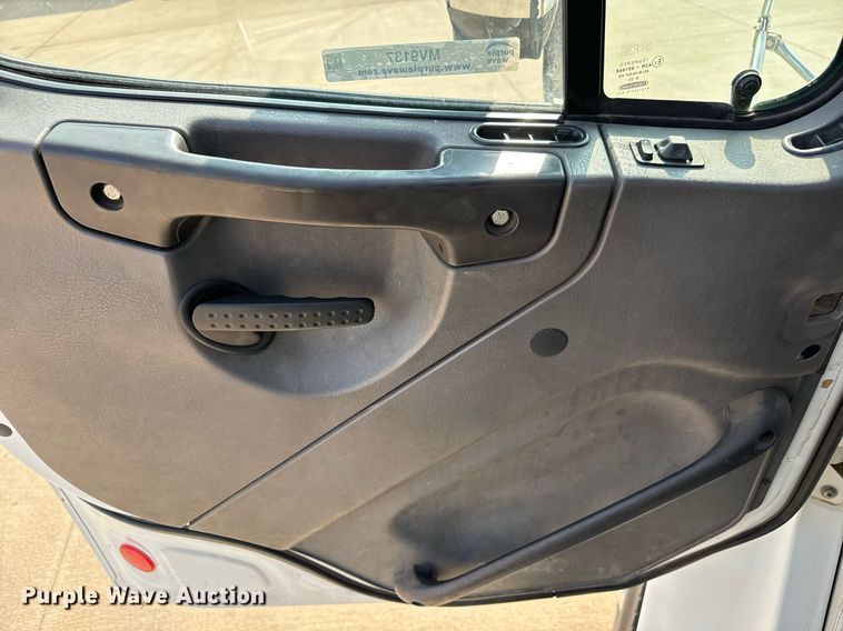 image for item MV9137 2007 Freightliner Business Class M2 semi truck