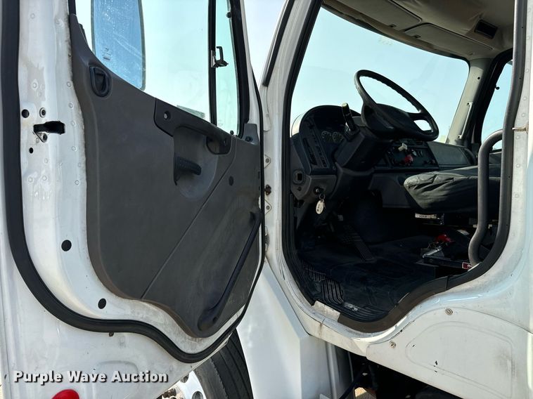 image for item MV9137 2007 Freightliner Business Class M2 semi truck