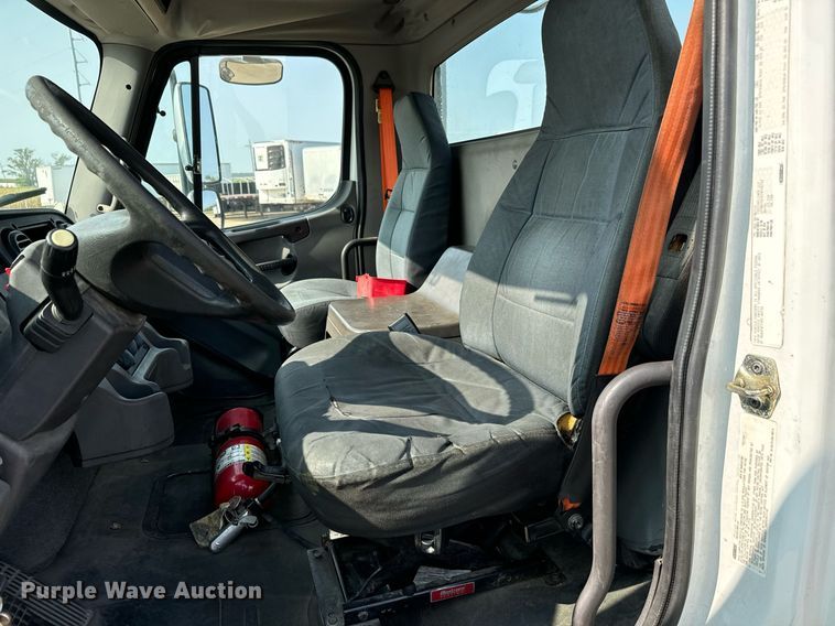 image for item MV9137 2007 Freightliner Business Class M2 semi truck