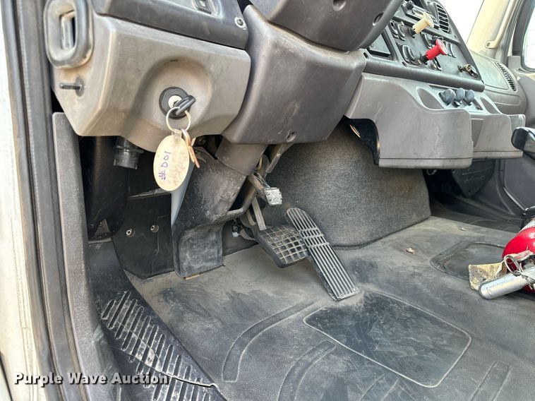 image for item MV9137 2007 Freightliner Business Class M2 semi truck