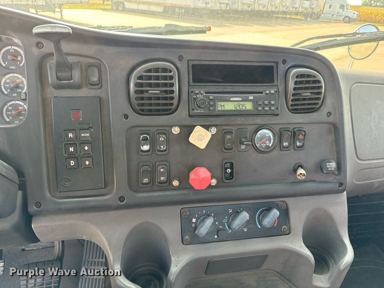 image for item MV9137 2007 Freightliner Business Class M2 semi truck