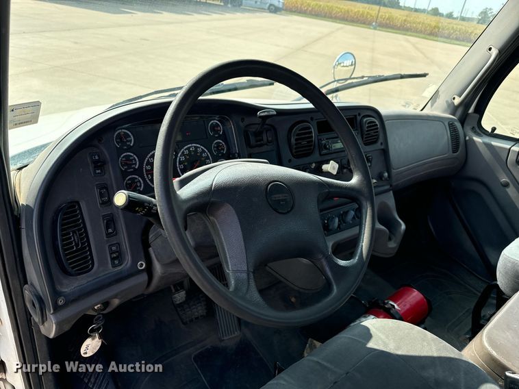 image for item MV9137 2007 Freightliner Business Class M2 semi truck