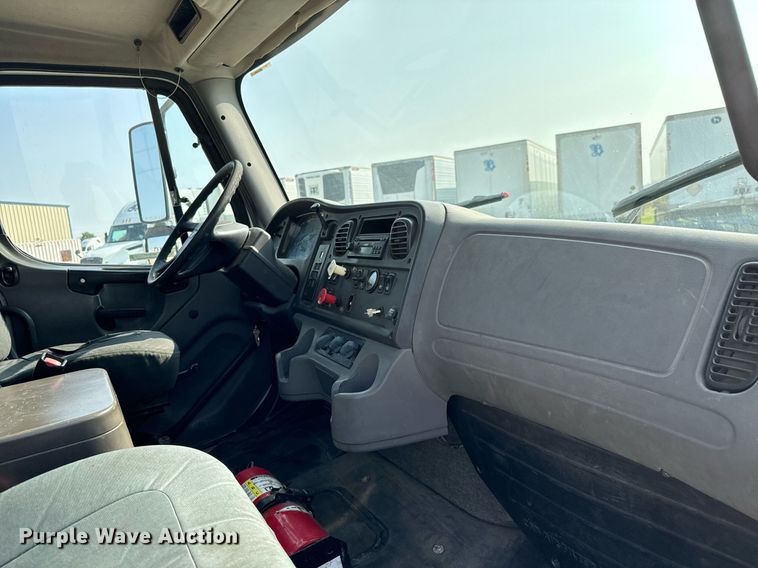 image for item MV9137 2007 Freightliner Business Class M2 semi truck