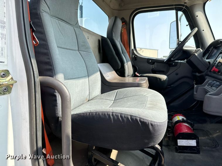 image for item MV9137 2007 Freightliner Business Class M2 semi truck