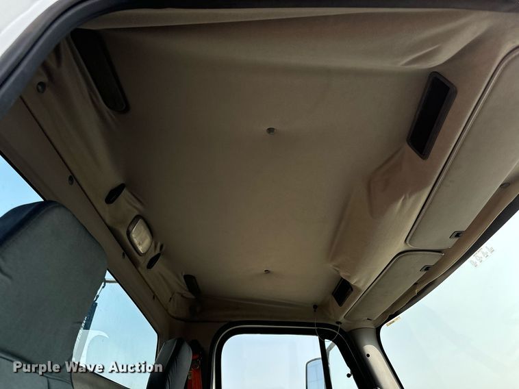 image for item MV9137 2007 Freightliner Business Class M2 semi truck