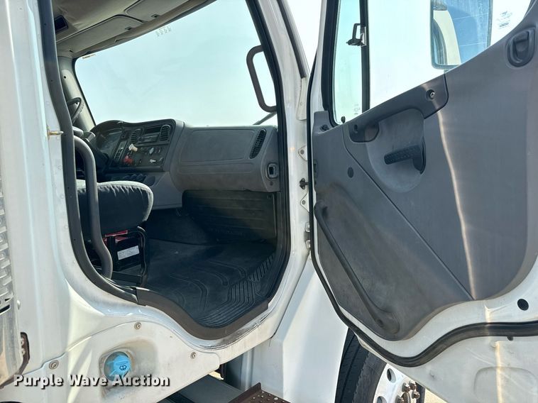 image for item MV9137 2007 Freightliner Business Class M2 semi truck