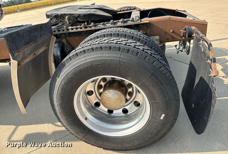 image for item MV9137 2007 Freightliner Business Class M2 semi truck