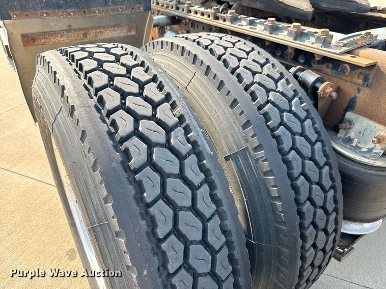 image for item MV9137 2007 Freightliner Business Class M2 semi truck