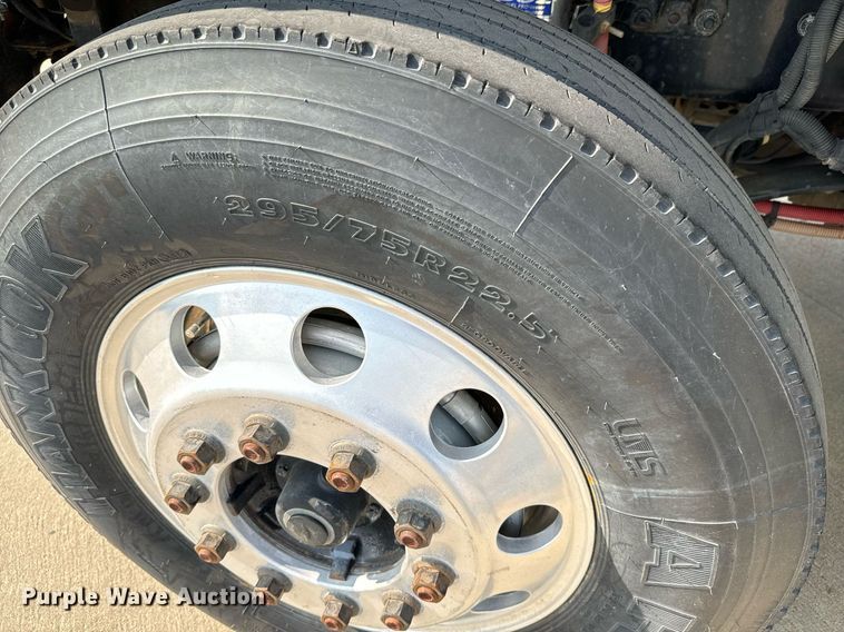 image for item MV9137 2007 Freightliner Business Class M2 semi truck