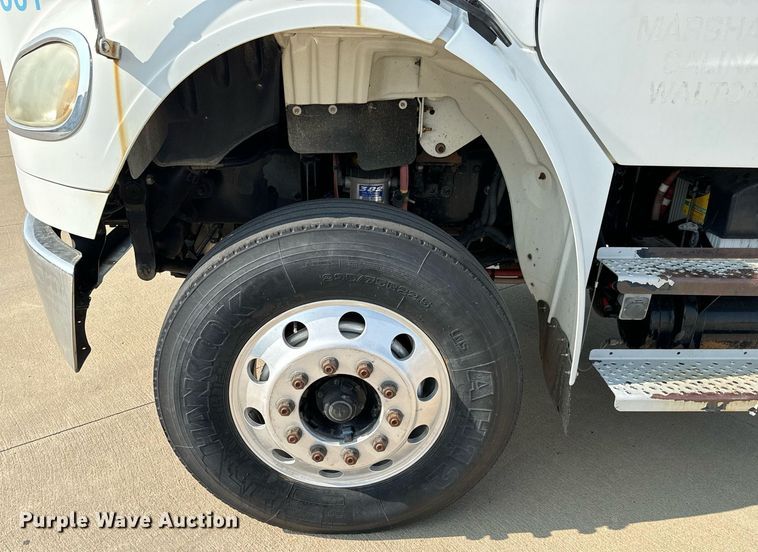 image for item MV9137 2007 Freightliner Business Class M2 semi truck