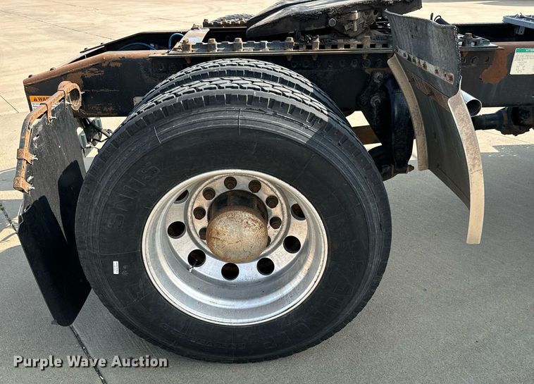 image for item MV9137 2007 Freightliner Business Class M2 semi truck