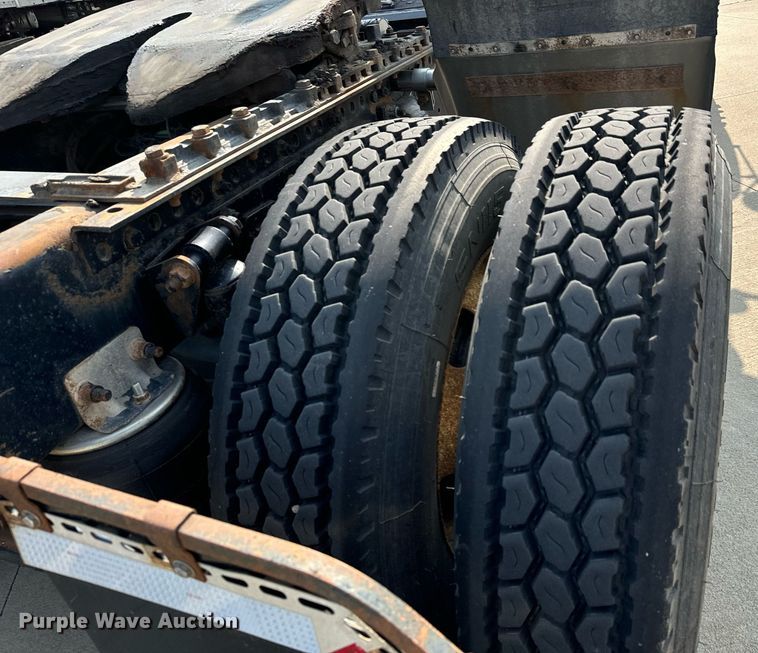 image for item MV9137 2007 Freightliner Business Class M2 semi truck