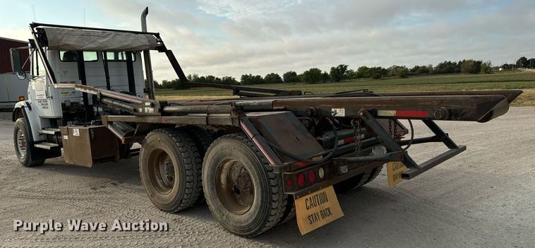 image for item MV9169 2000 Freightliner FL80 roll-off container truck