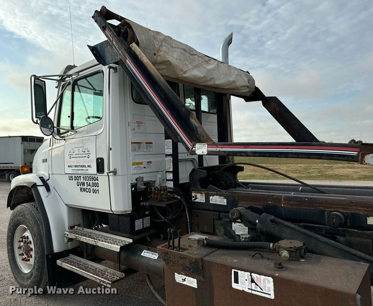 image for item MV9169 2000 Freightliner FL80 roll-off container truck