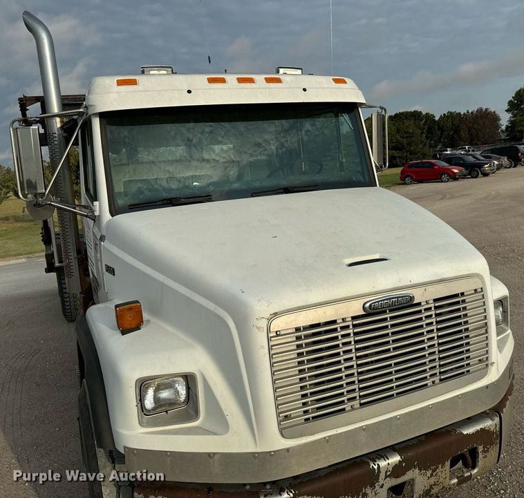 image for item MV9169 2000 Freightliner FL80 roll-off container truck