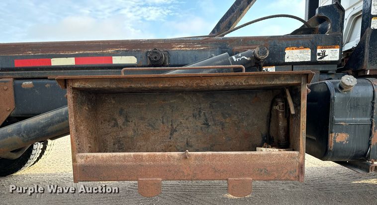 image for item MV9169 2000 Freightliner FL80 roll-off container truck