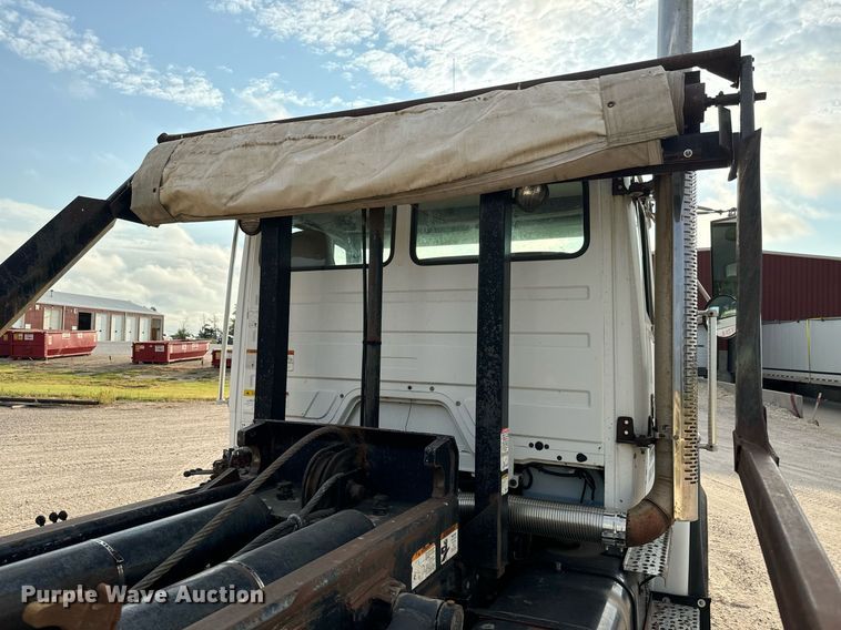 image for item MV9169 2000 Freightliner FL80 roll-off container truck