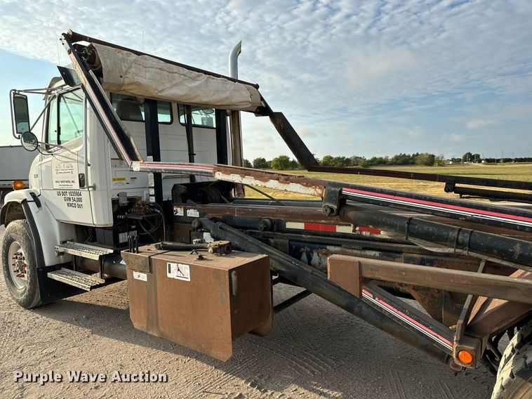 image for item MV9169 2000 Freightliner FL80 roll-off container truck