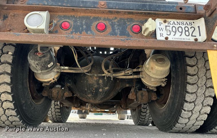 image for item MV9169 2000 Freightliner FL80 roll-off container truck