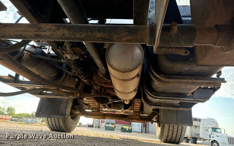 image for item MV9169 2000 Freightliner FL80 roll-off container truck